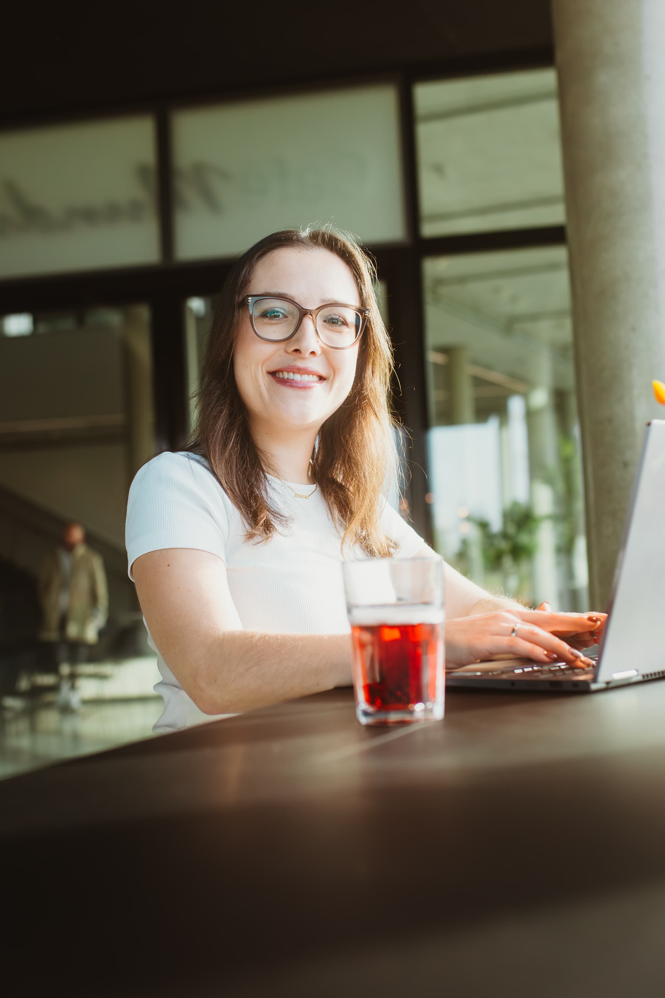 Frau arbeitet in einem hellen Büro am Laptop, passend zum Thema IT-Management
