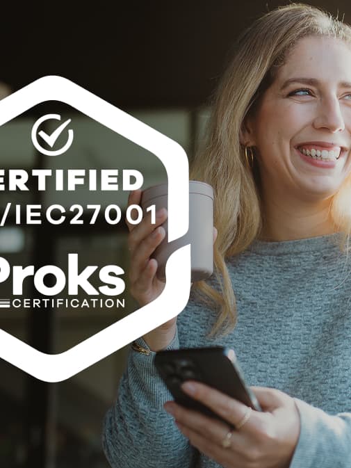 Frau mit Smartphone neben einem Siegel für die ISO/IEC-27001-Zertifizierung von Proks Certification