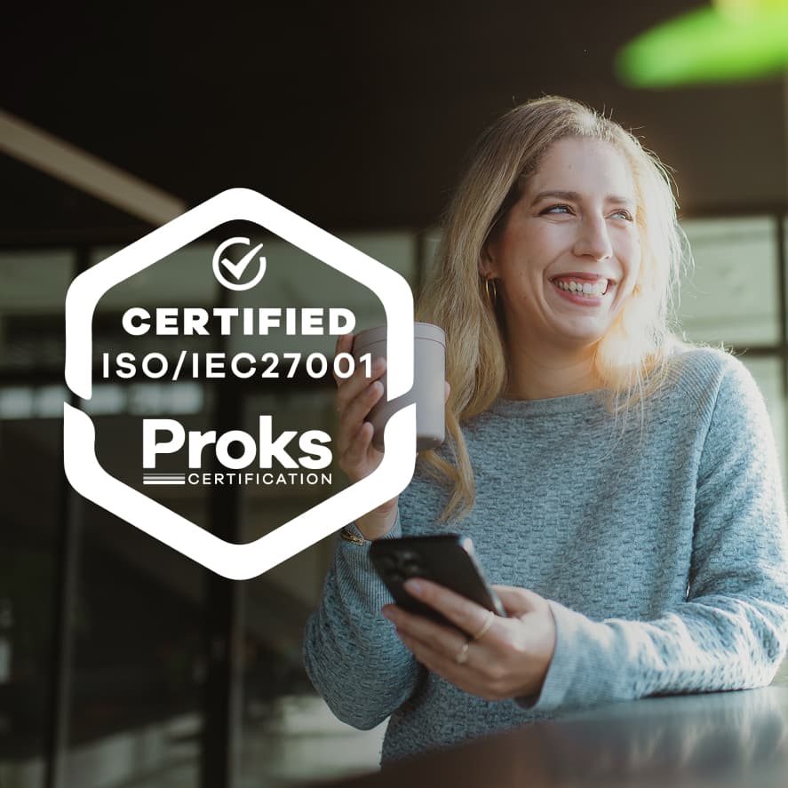 Frau mit Smartphone neben einem Siegel für die ISO/IEC-27001-Zertifizierung von Proks Certification