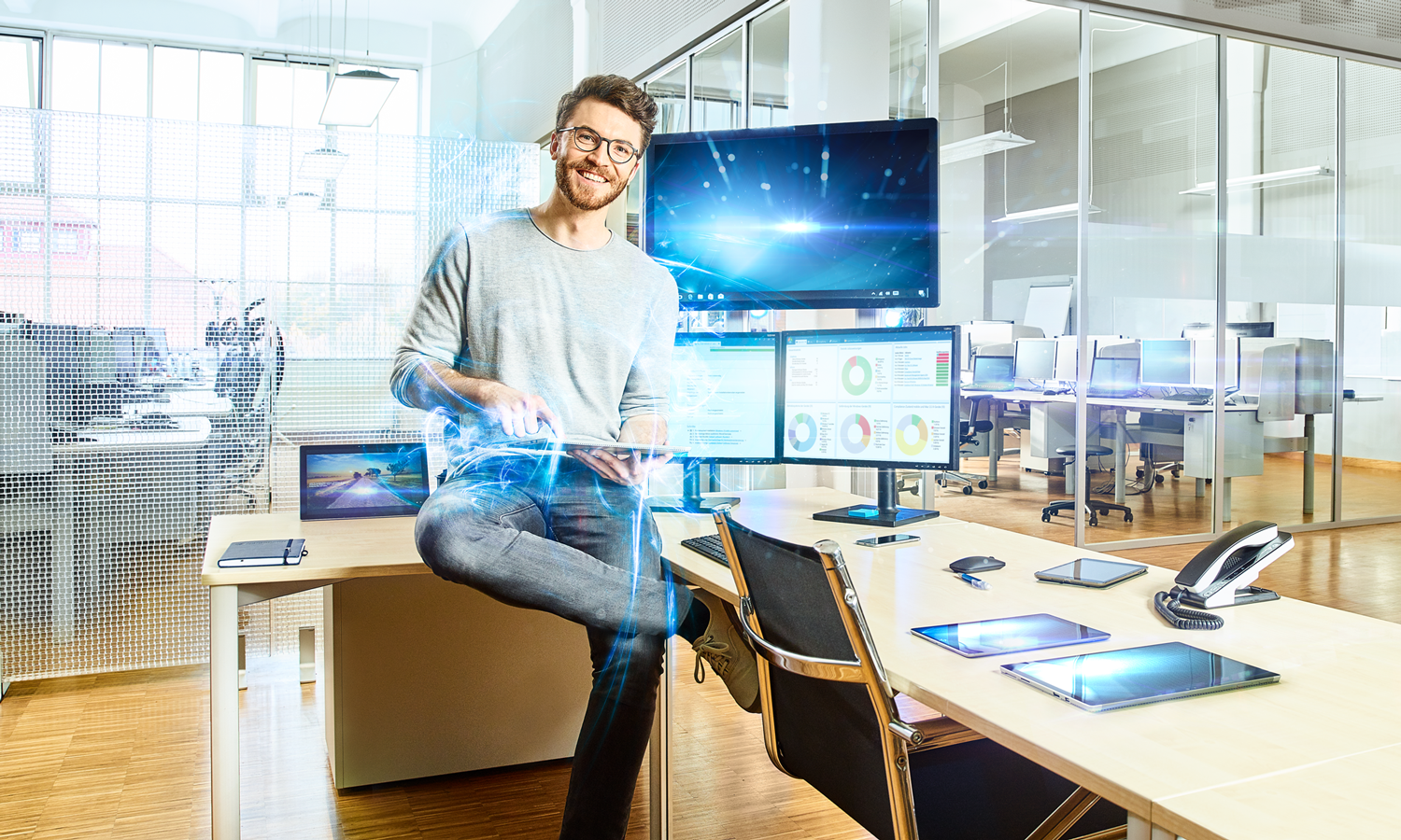 Mann arbeitet an holographischen Displays in einem modernen Büro