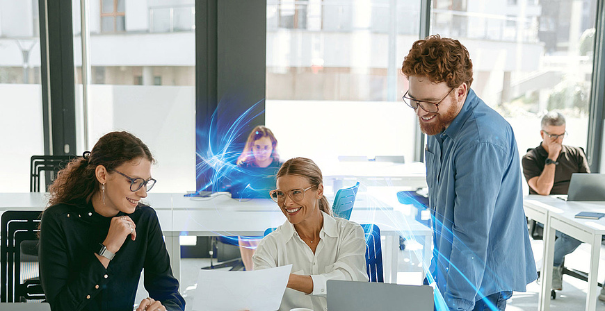 Zufriedene Mitarbeiter profitieren von optimierter Digital Employee Experience (DEX) im Büroalltag
