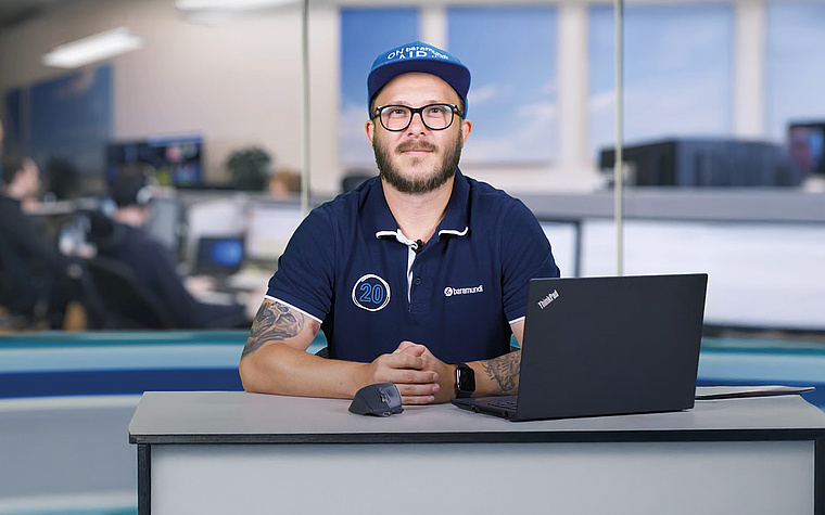 IT-Mitarbeiter mit Laptop im Büro – DEX liefert Einblicke in Geräteleistung und Nutzerfeedback für effizientes Gerätemanagement