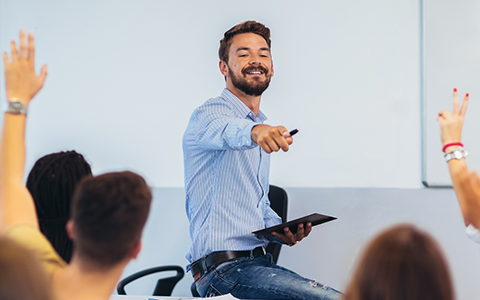 Ein Mann führt ein Webinar durch und interagiert mit den Teilnehmern, indem er auf ihre Fragen eingeht