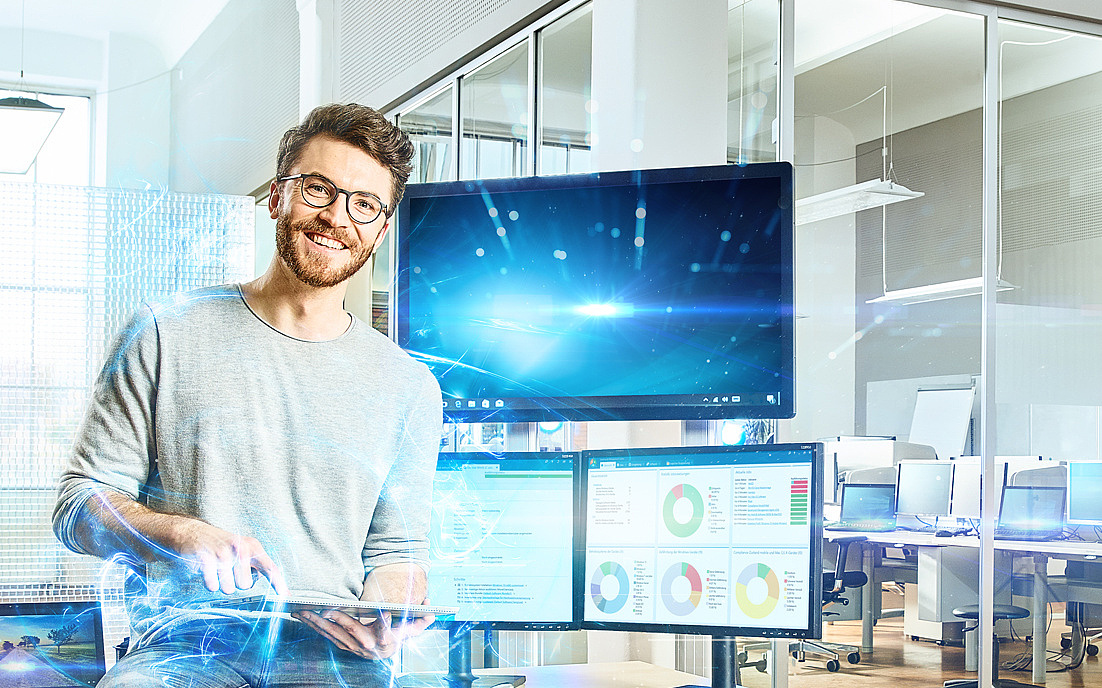 Mann arbeitet an holographischen Displays in einem modernen Büro
