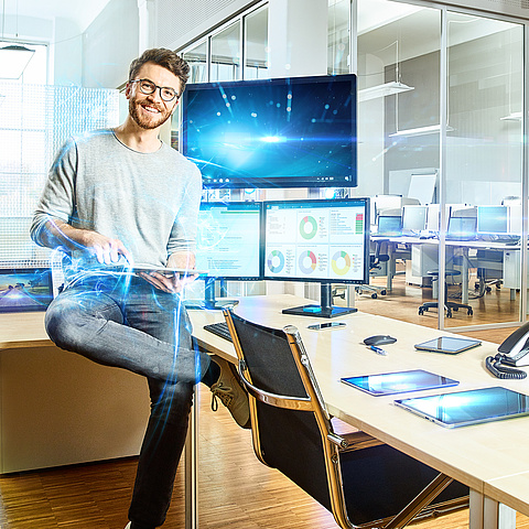 Mann arbeitet an holographischen Displays in einem modernen Büro