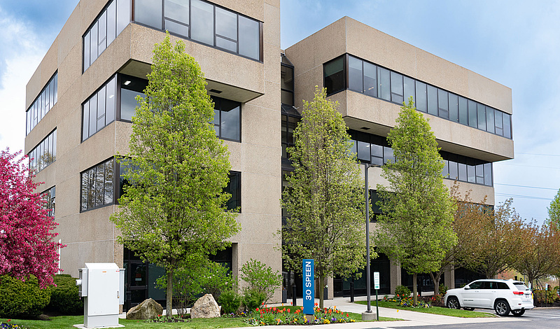 Außenansicht des baramundi US Office in Boston, umgeben von Bäumen