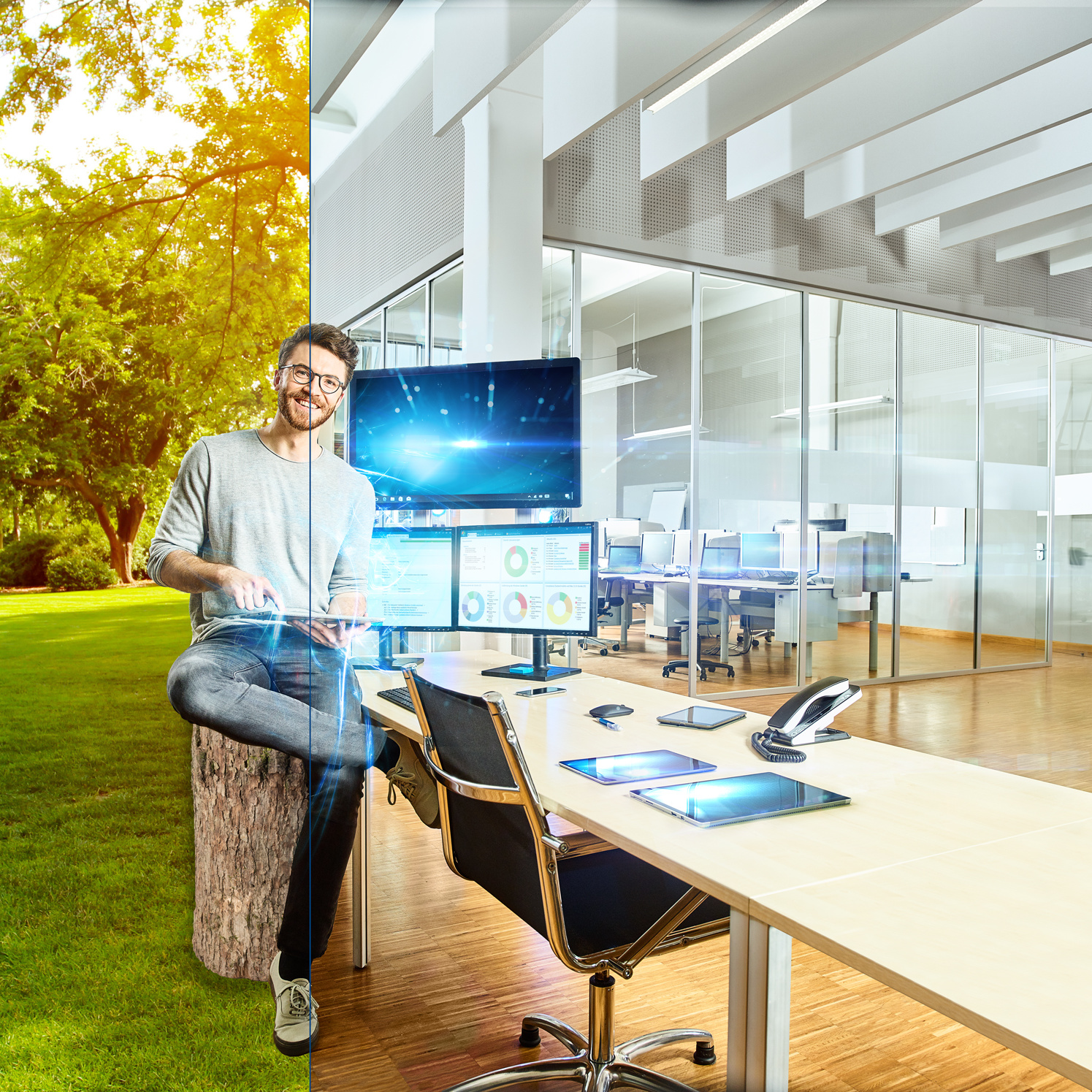 Ein Mann verbindet Natur und Büroarbeit, indem er mit einem Laptop auf einem Baumstumpf sitzt, während er gleichzeitig an einem modernen Bürotisch arbeitet