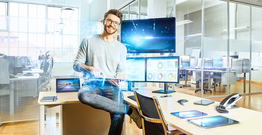 Mann arbeitet an holographischen Displays in einem modernen Büro