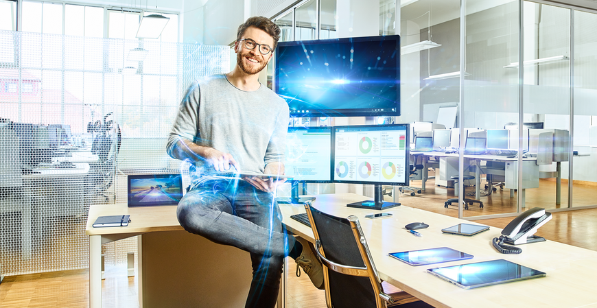 Mann arbeitet an holographischen Displays in einem modernen Büro